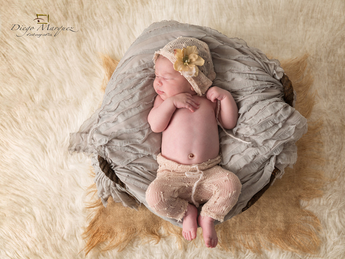Fotografía-de-bebés-fotógrafo-de-bebés-en-Valencia-original-diferente-creativa-Newborn-books-bebés-recién- nacidos- fotógrafo-en-Meliana-05