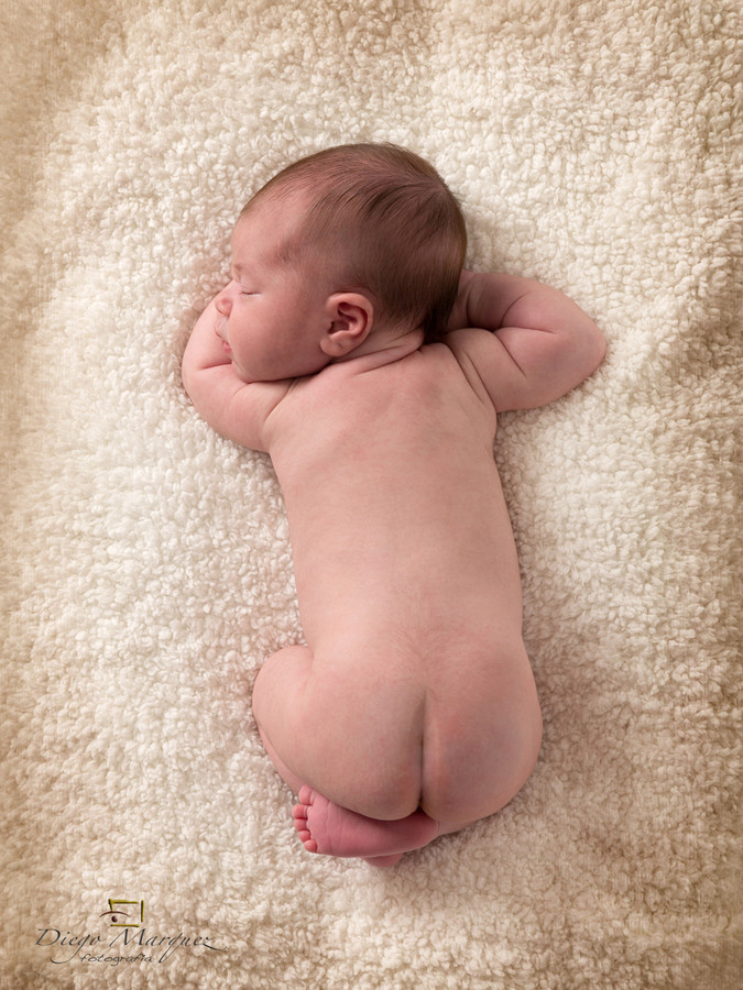 Fotografía-de-bebés-fotógrafo-de-bebés-en-Valencia-original-diferente-creativa-Newborn-books-bebés-recién- nacidos- fotógrafo-en-Meliana-06