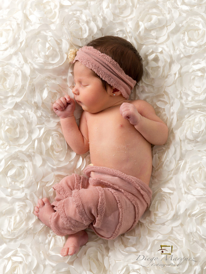 Fotografía-de-bebés-fotógrafo-de-bebés-en-Valencia-original-diferente-creativa-Newborn-books-bebés-recién- nacidos- fotógrafo-en-Meliana-04