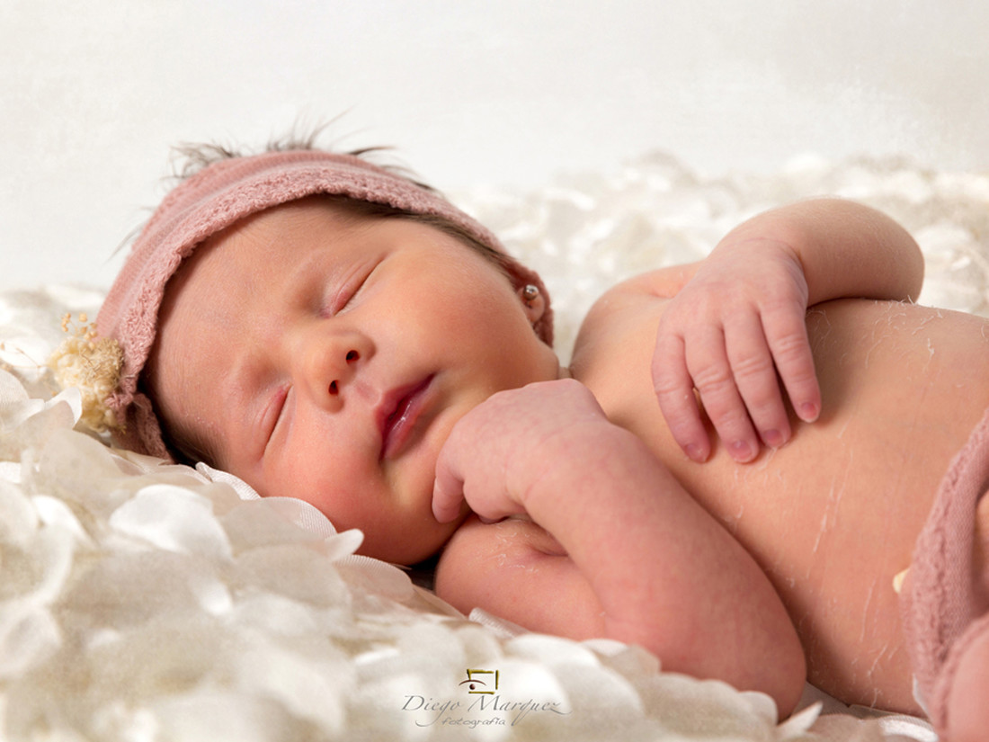 Fotografía-de-bebés-fotógrafo-de-bebés-en-Valencia-original-diferente-creativa-Newborn-books-bebés-recién- nacidos- fotógrafo-en-Meliana-05