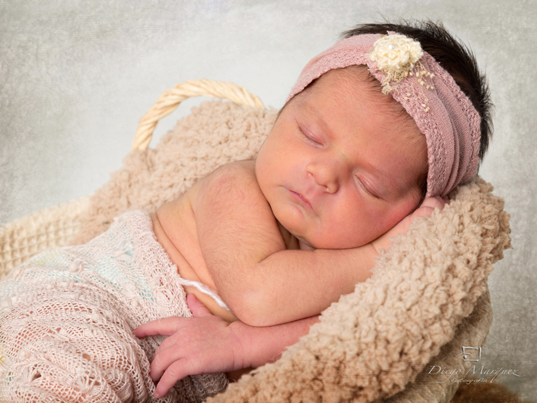 Fotografía-de-bebés-fotógrafo-de-bebés-en-Valencia-original-diferente-creativa-Newborn-books-bebés-recién- nacidos- fotógrafo-en-Meliana-05