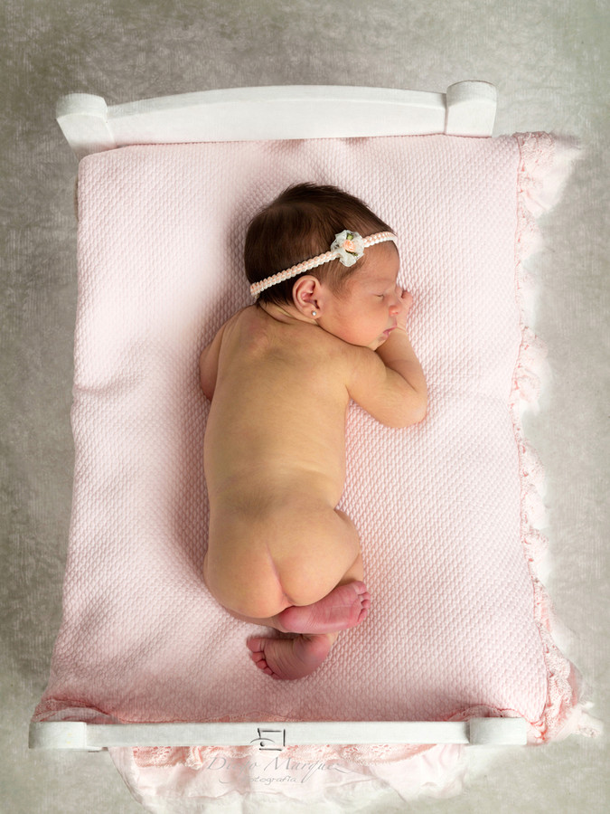 Fotografía-de-bebés-fotógrafo-de-bebés-en-Valencia-original-diferente-creativa-Newborn-books-bebés-recién- nacidos- fotógrafo-en-Meliana-06