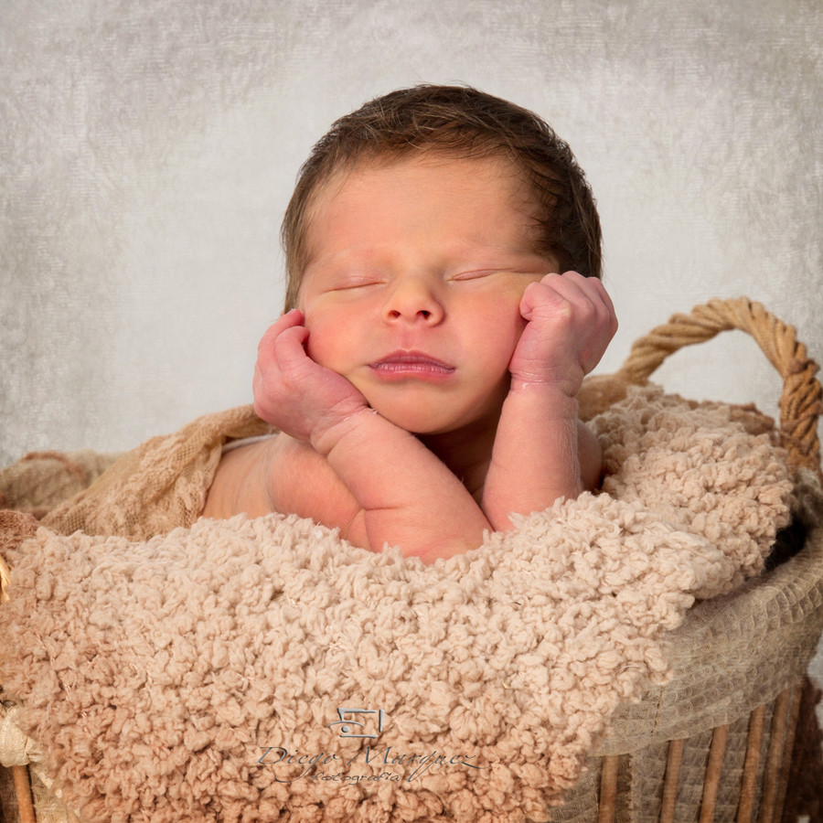 Fotografía-de-bebés-fotógrafo-de-bebés-en-Valencia-original-diferente-creativa-Newborn-books-bebés-recién- nacidos- fotógrafo-en-Meliana-05