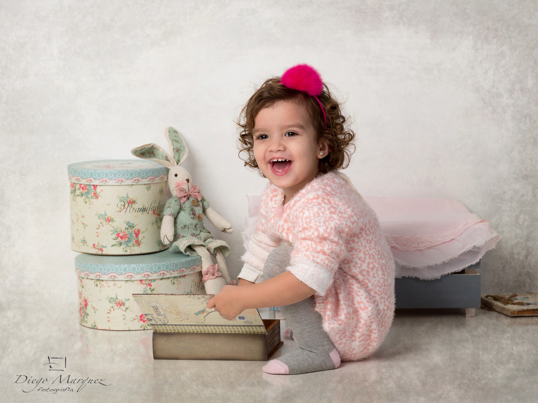 Fotografía-de-bebés-fotógrafo-de-bebés-en-Valencia-original-diferente-creativa-Newborn-books-bebés-recién- nacidos- fotógrafo-en-Meliana-06